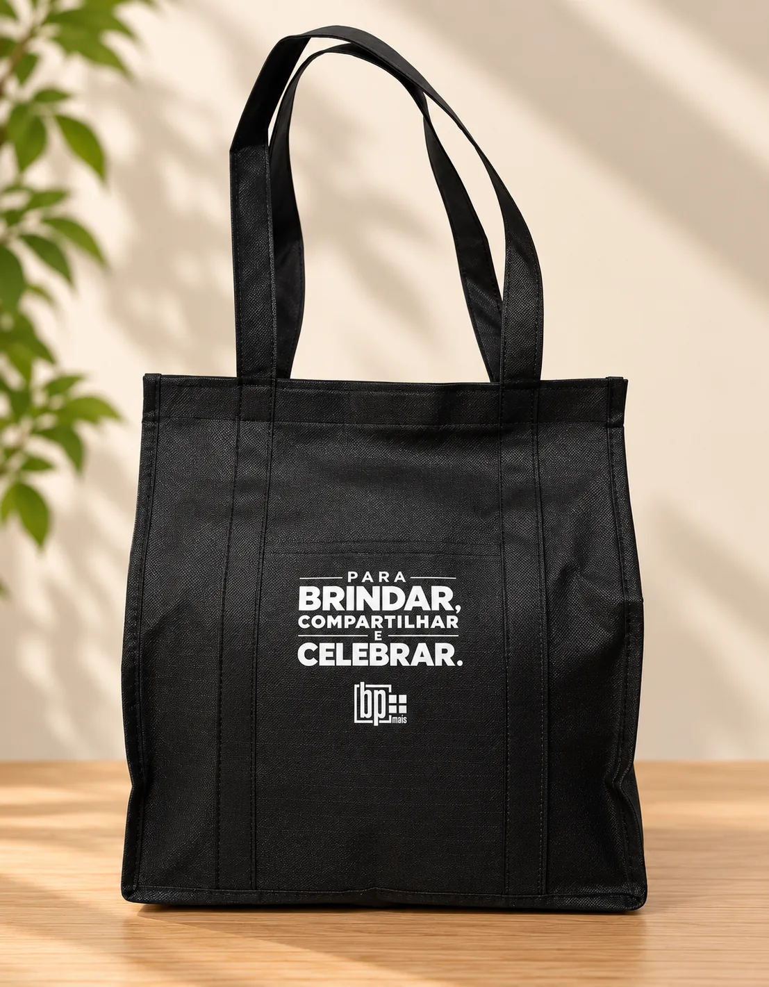 Bolsa térmica Brasa preta personalizada com logotipo BP Mais