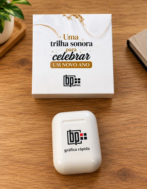 Fone Beat com case personalizado ao lado da embalagem presenteável
