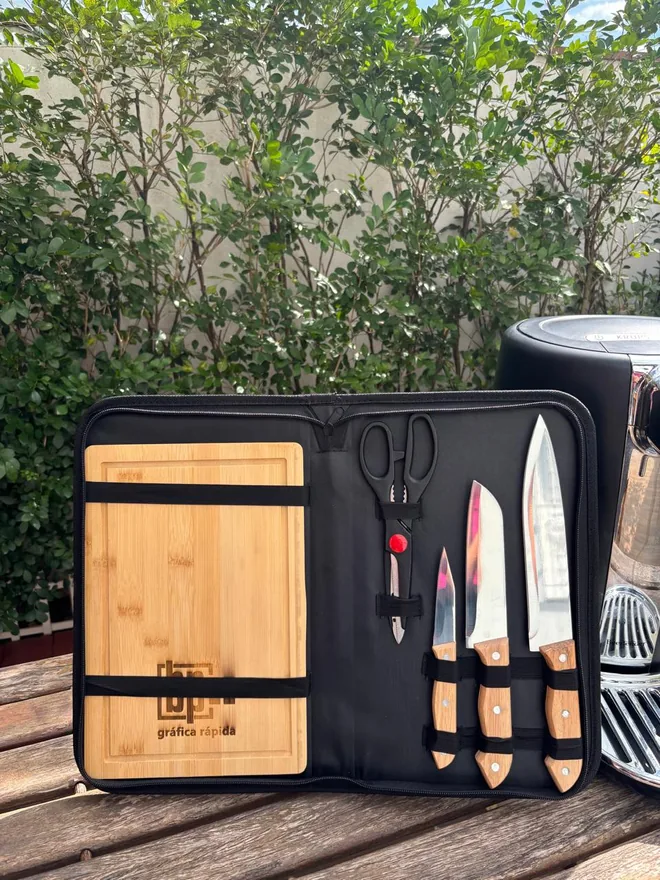 Kit churrasco Parrilla aberto com tábua de bambu gravada, facas e tesoura