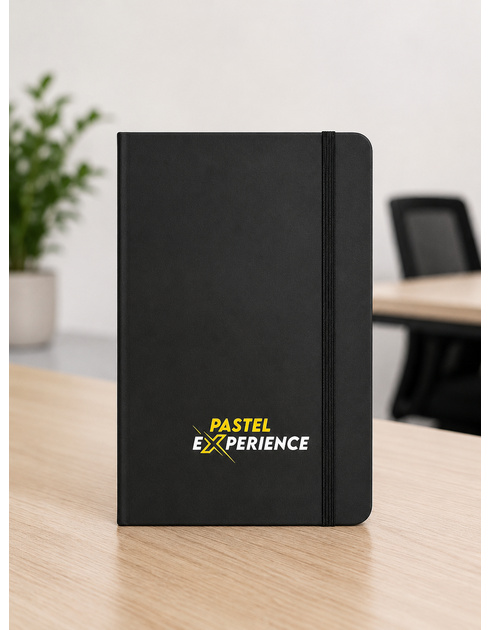 Caderneta Orion preta personalizada sobre mesa de escritório