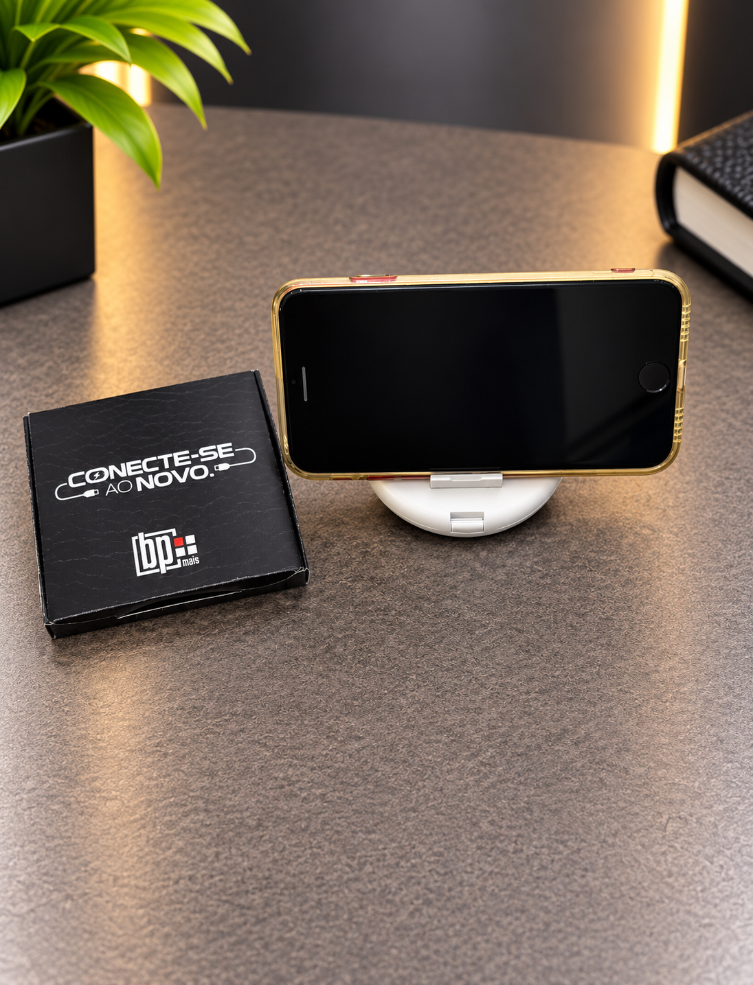 Kit Conect usado como suporte de celular sobre a mesa