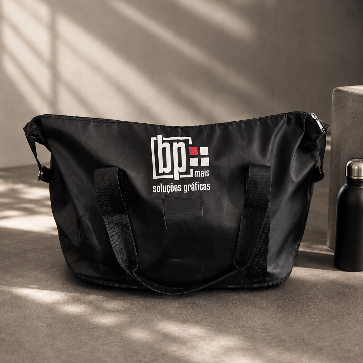 Bolsa Flow preta personalizada com logotipo BP Mais