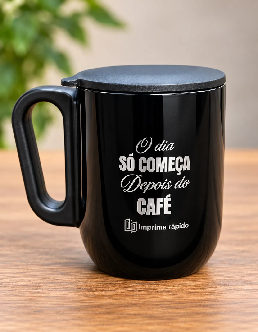 Caneca Latte preta personalizada sobre mesa de madeira