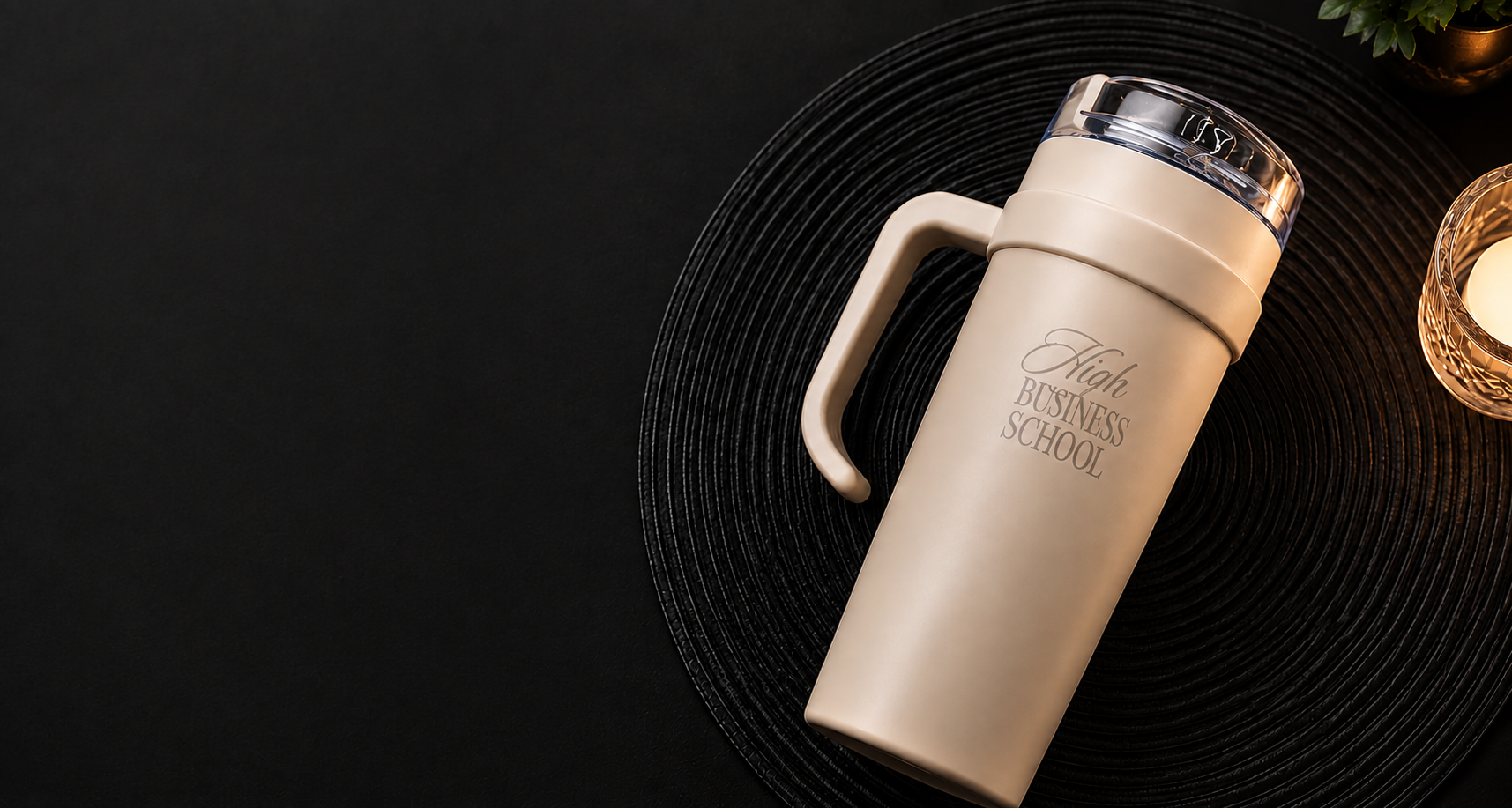 Garrafa térmica personalizada em tom creme sobre base escura texturizada