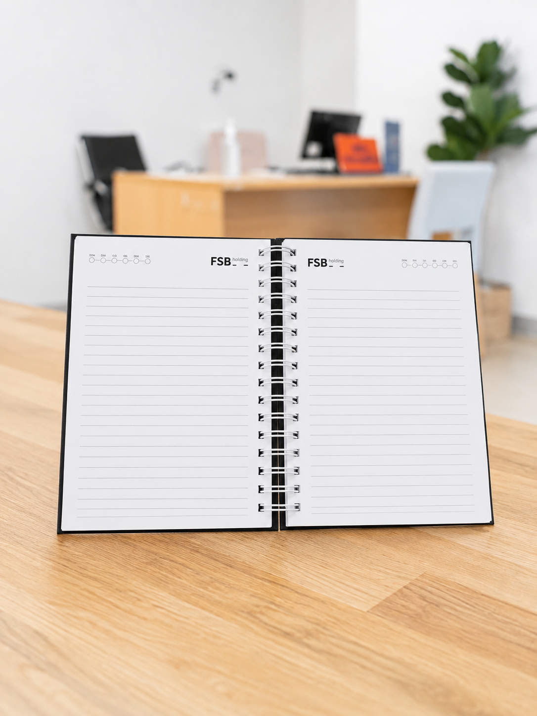 Caderno aberto com miolo pautado personalizado