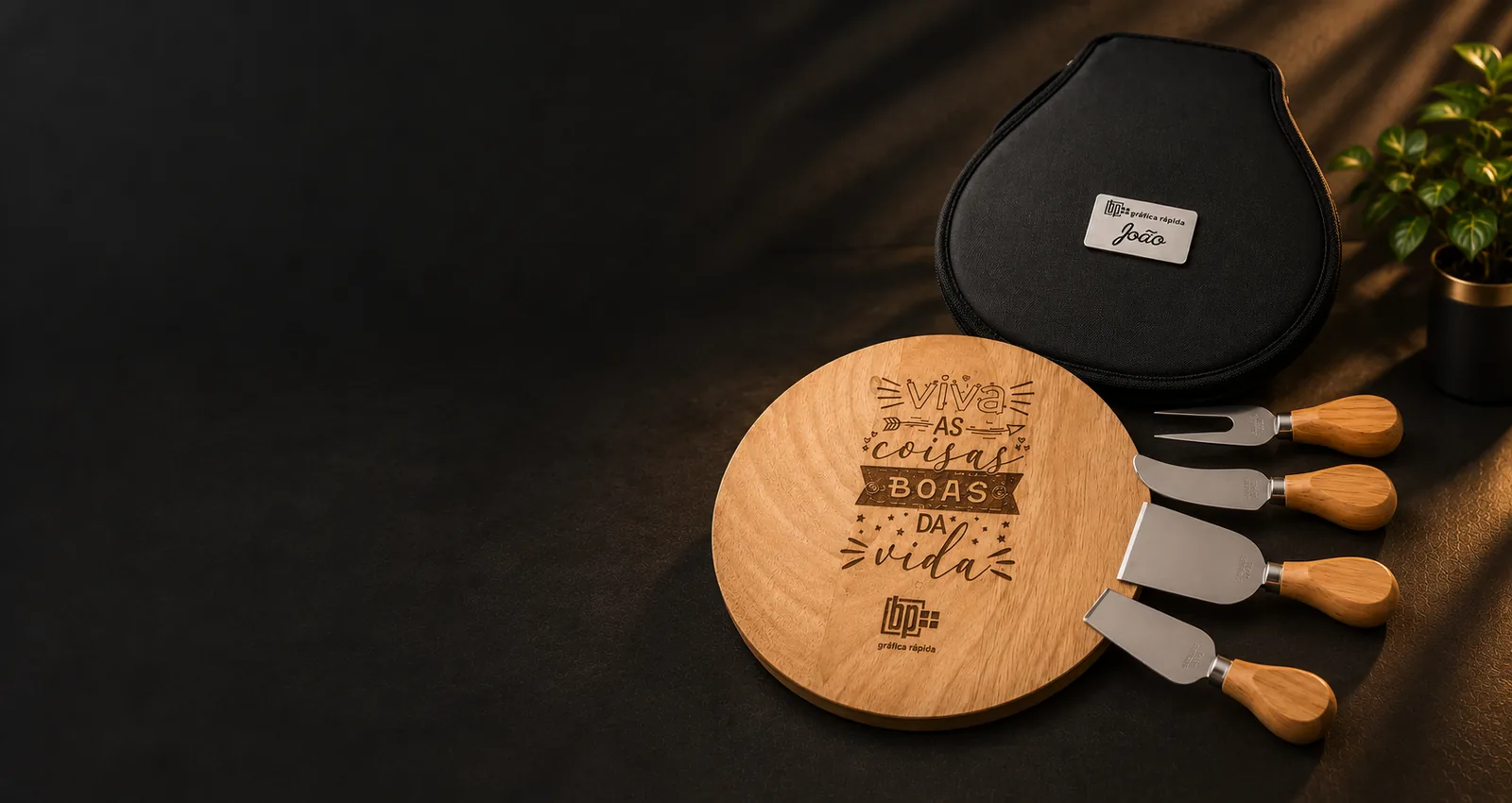 Kit gourmet personalizado com tábua e utensílios para queijo