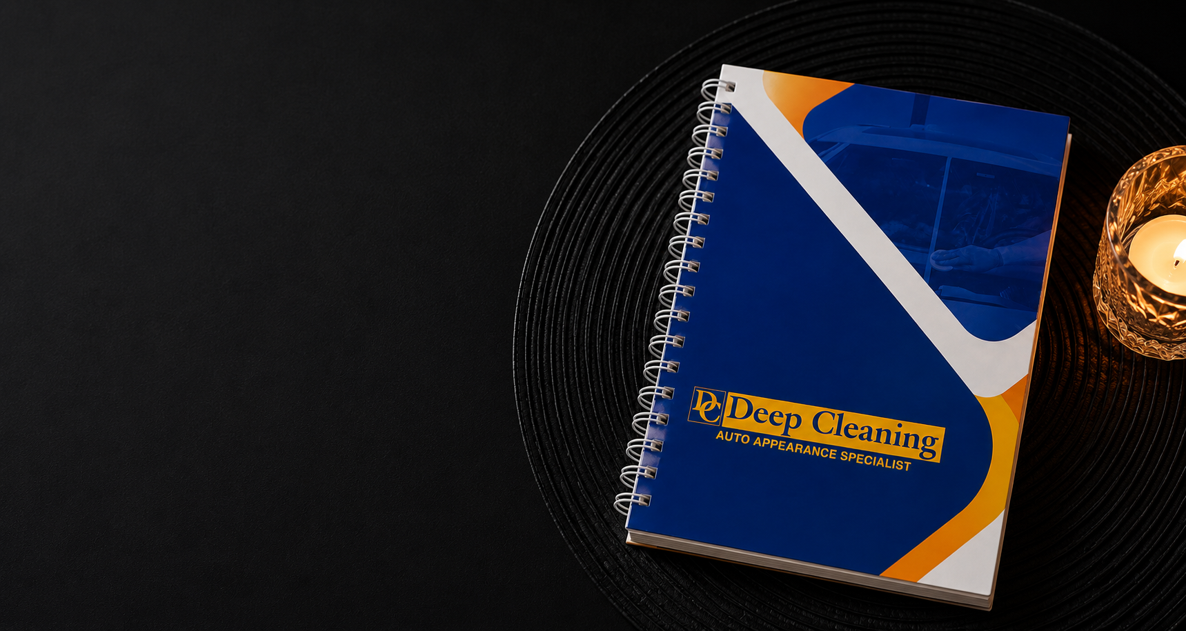 Caderno de capa dura personalizada sobre mesa de escritório